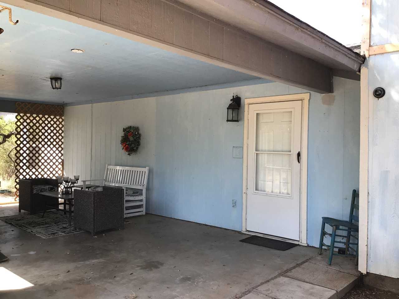 2410 Lakeview Ln - Photo 2 of 16