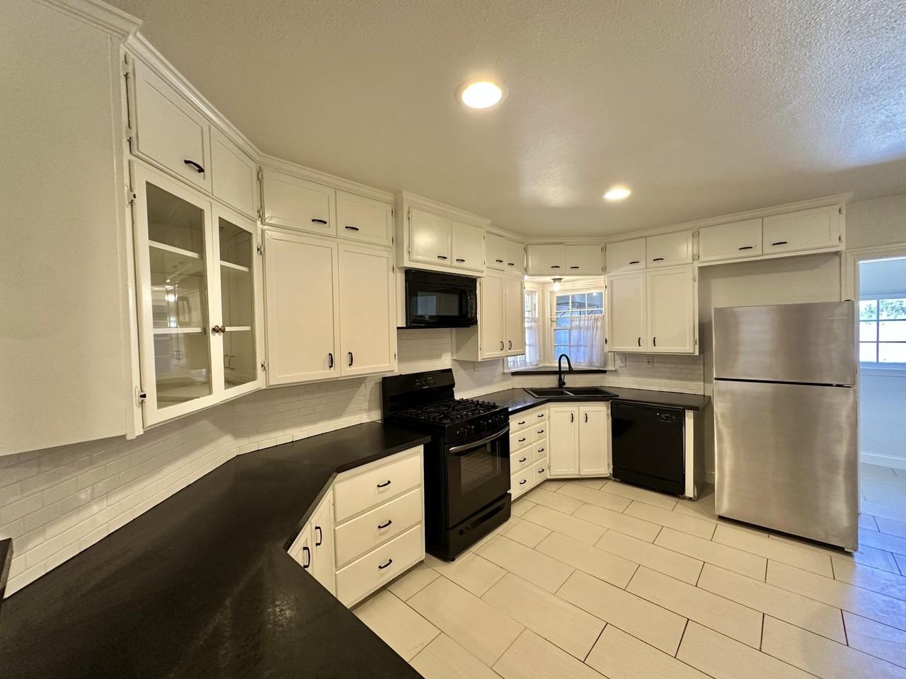 2214 26th St - Photo 4 of 13