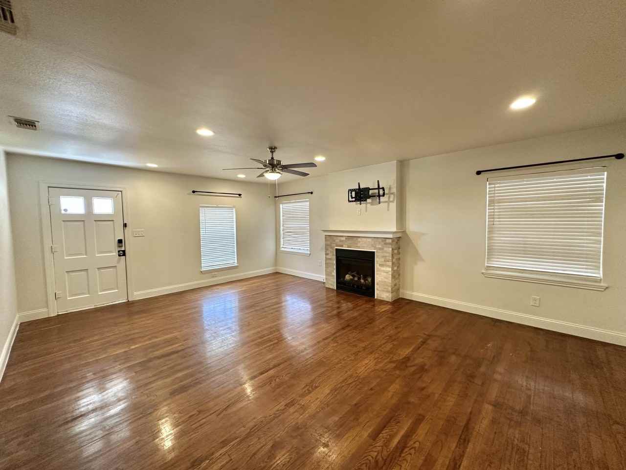 2214 26th St - Photo 5 of 13