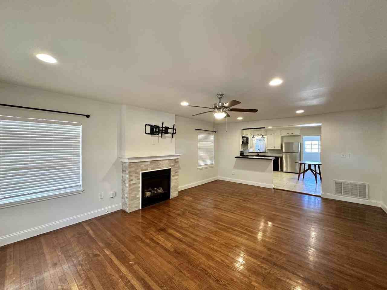2214 26th St - Photo 6 of 13