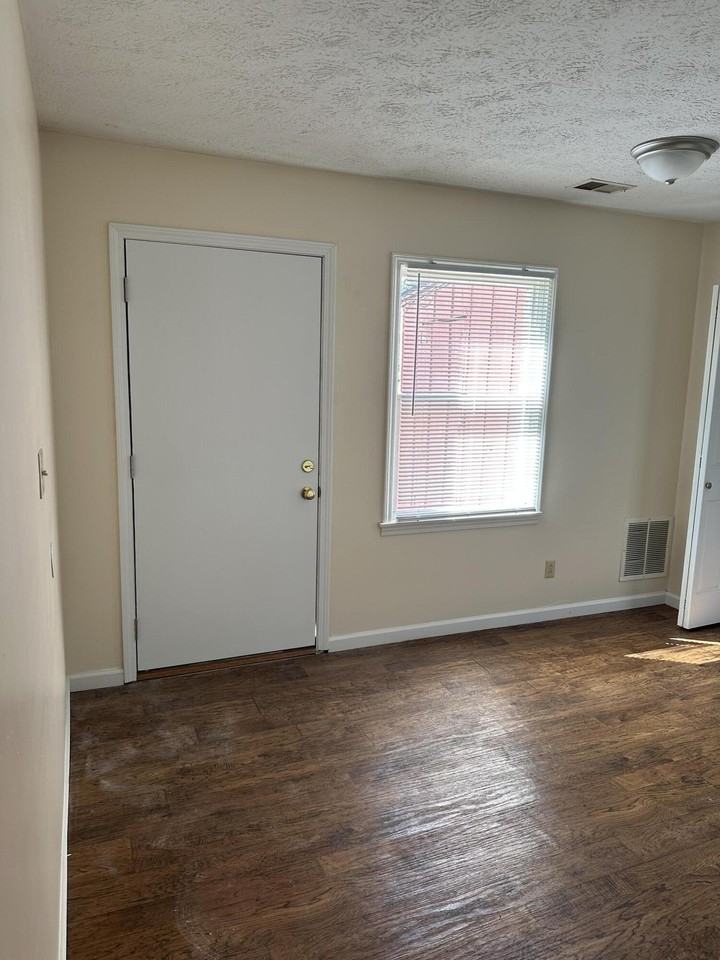 165 Landings Dr - Photo 5 of 44