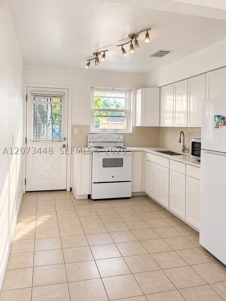2274 Sw 44th St #2276 - Photo 4 of 14