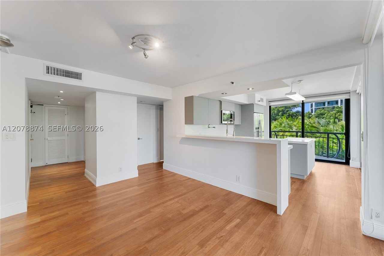 2843 S Bayshore Dr #3F - Photo 2 of 32