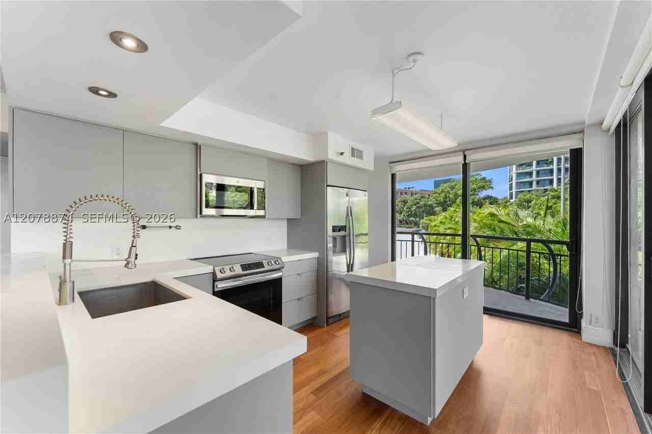 2843 S Bayshore Dr #3F - Photo 4 of 32