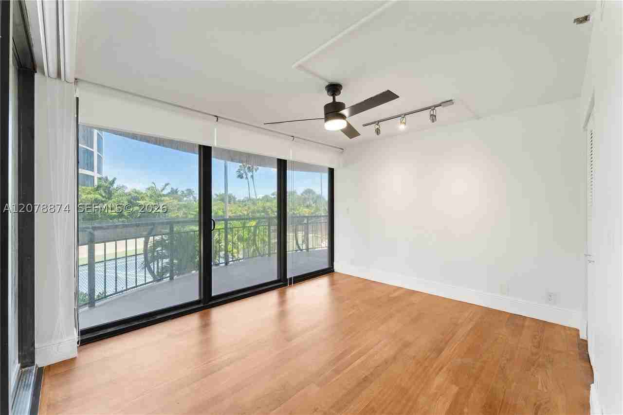 2843 S Bayshore Dr #3F - Photo 6 of 32