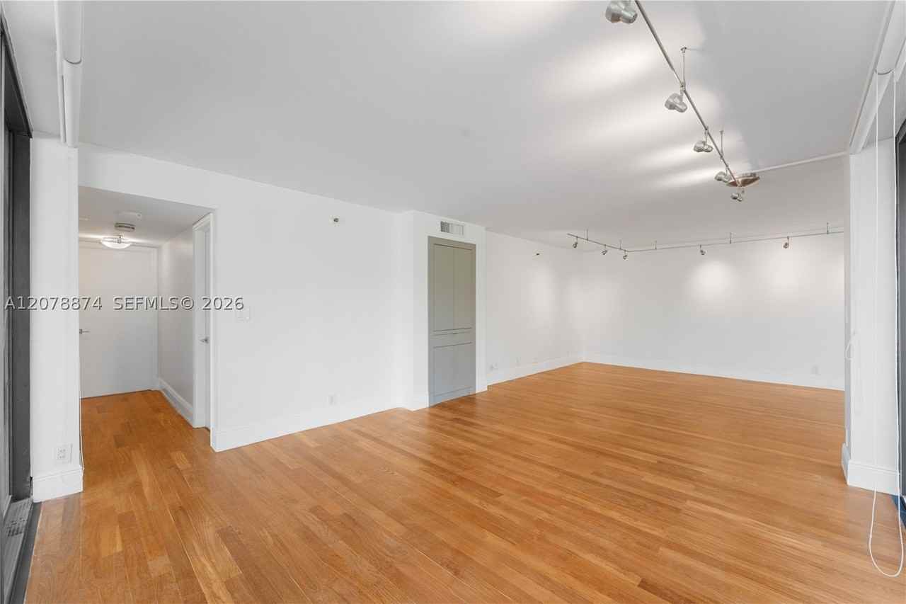 2843 S Bayshore Dr #3F - Photo 7 of 32