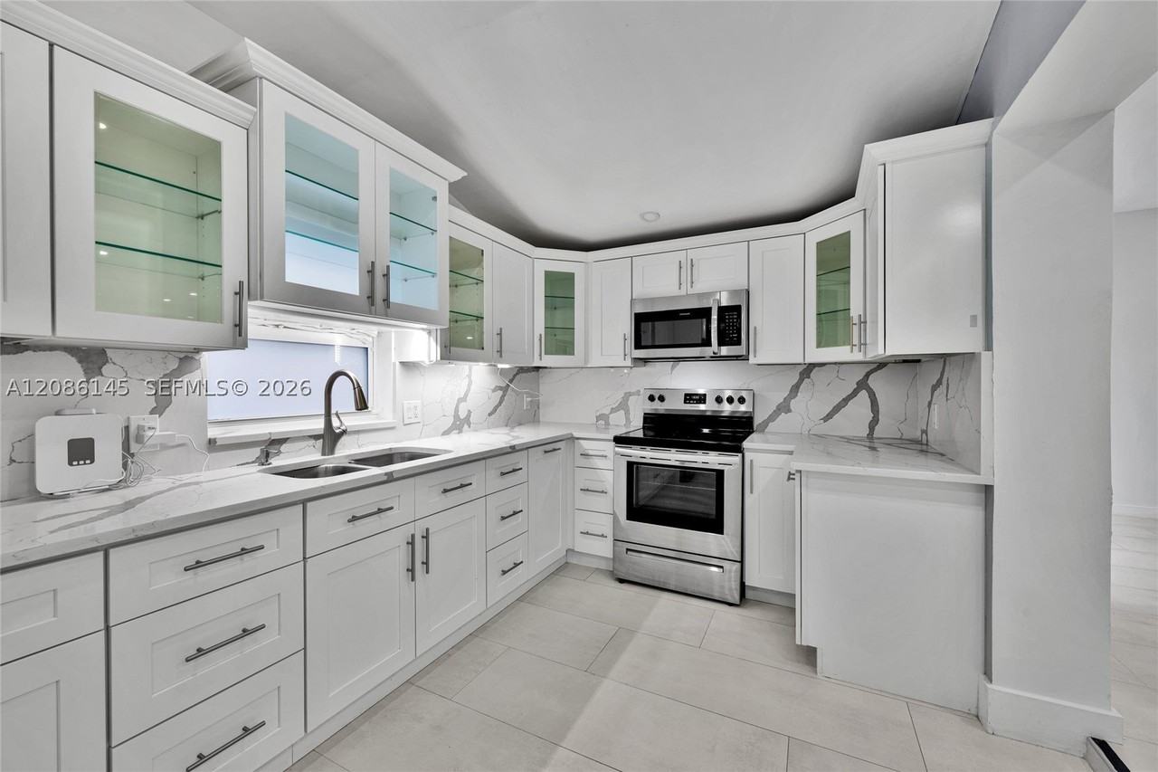 2041 Ne 182nd St - Photo 2 of 27