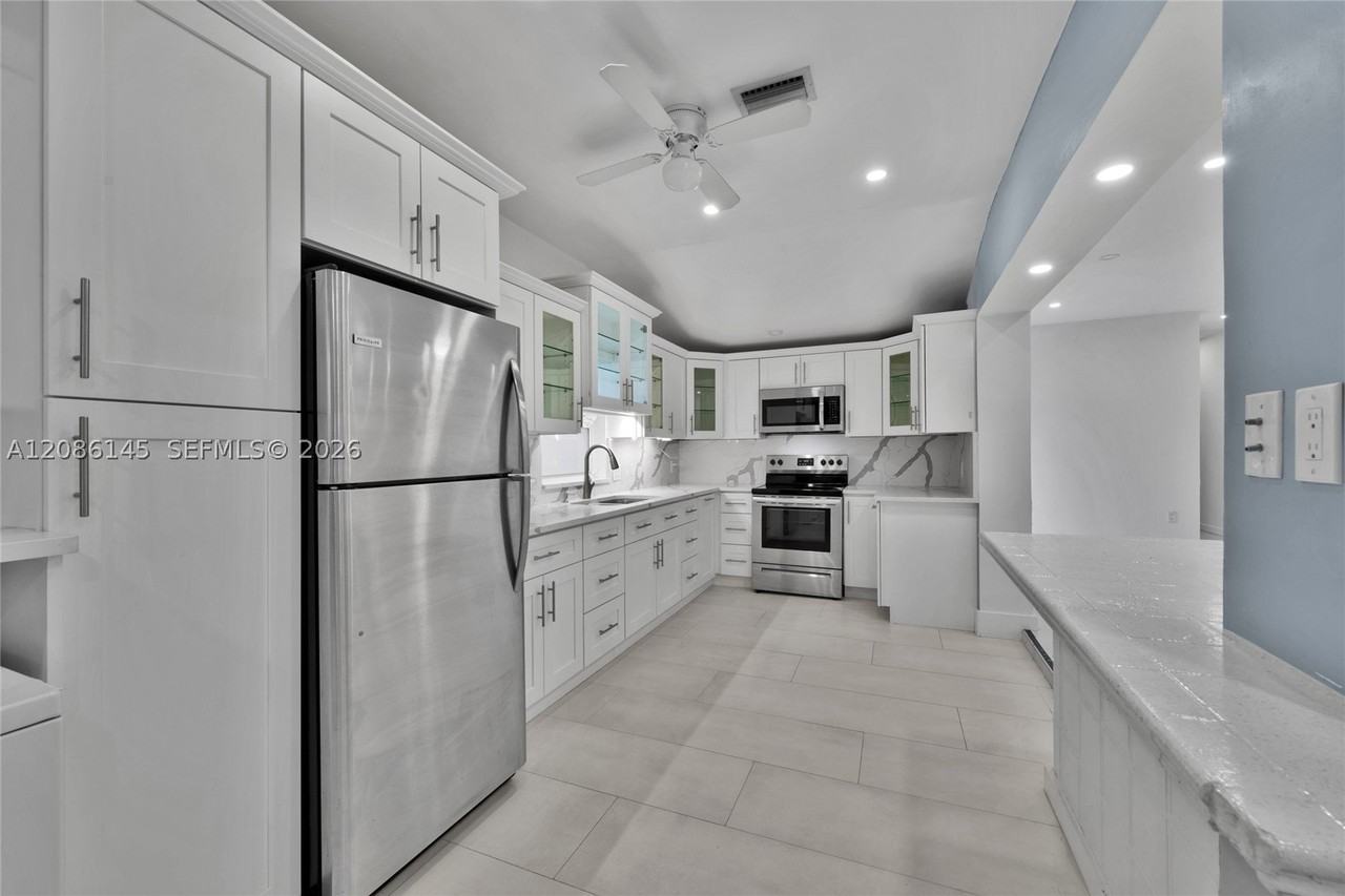 2041 Ne 182nd St - Photo 3 of 27