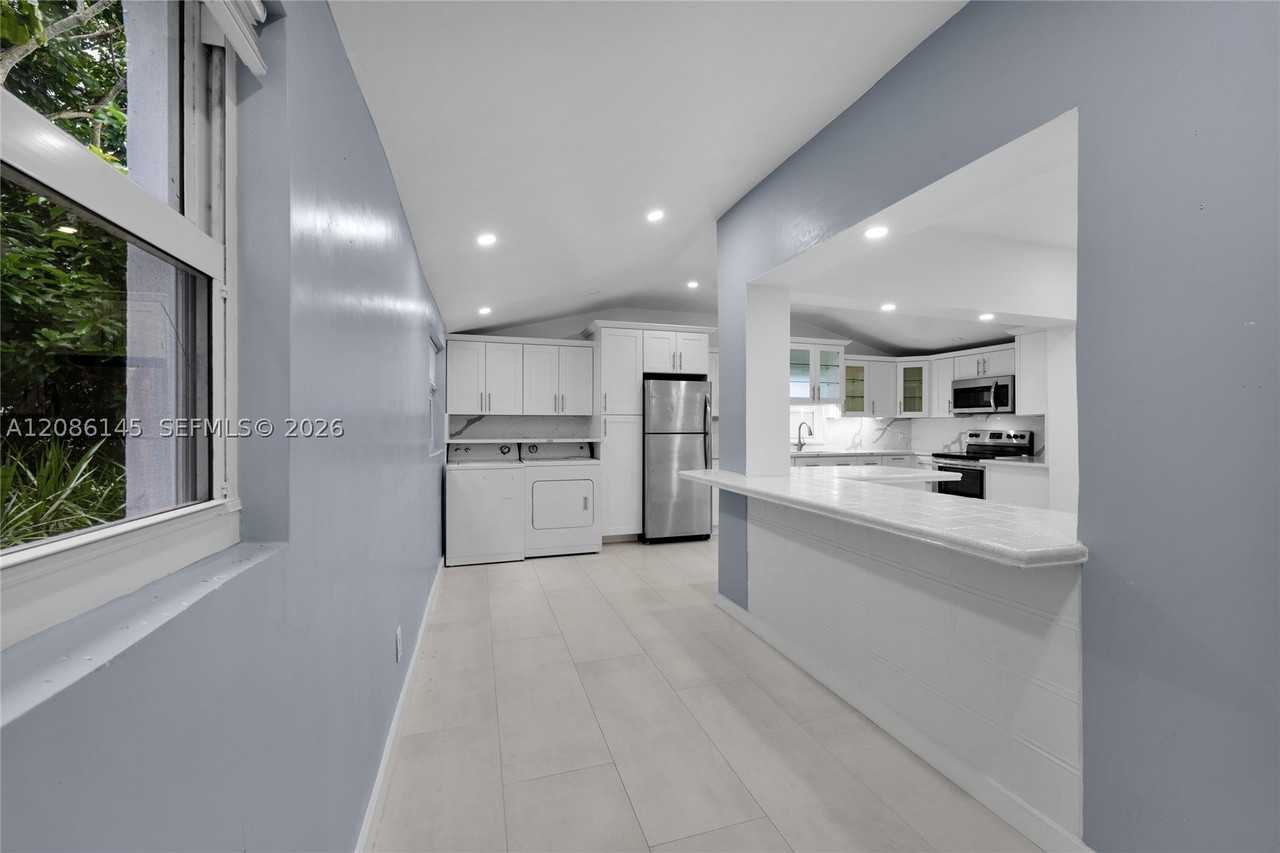 2041 Ne 182nd St - Photo 4 of 27