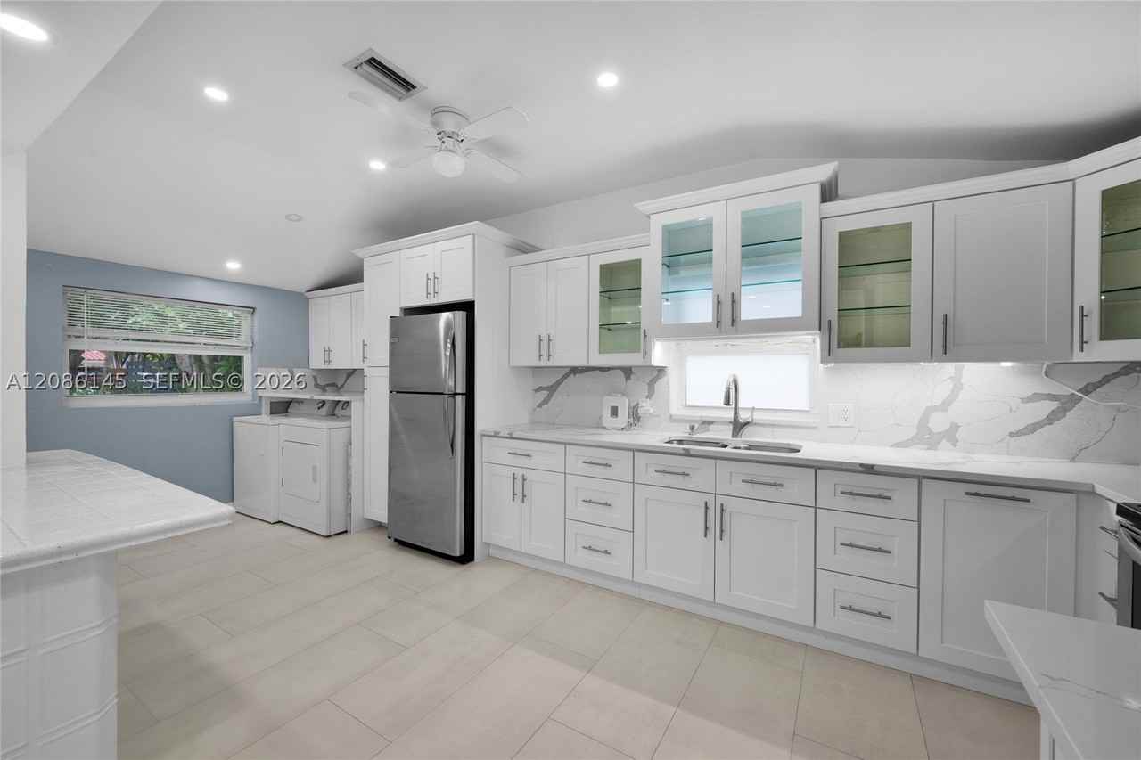 2041 Ne 182nd St - Photo 5 of 27