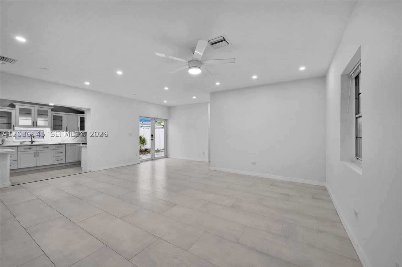 2041 Ne 182nd St - Photo 7 of 27