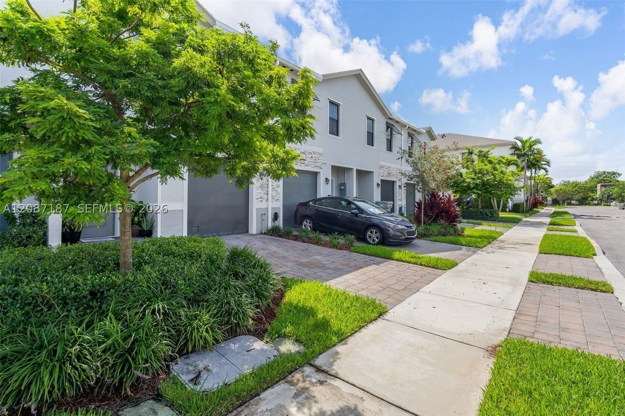 856 Nw 3rd Way - Photo 2 of 26