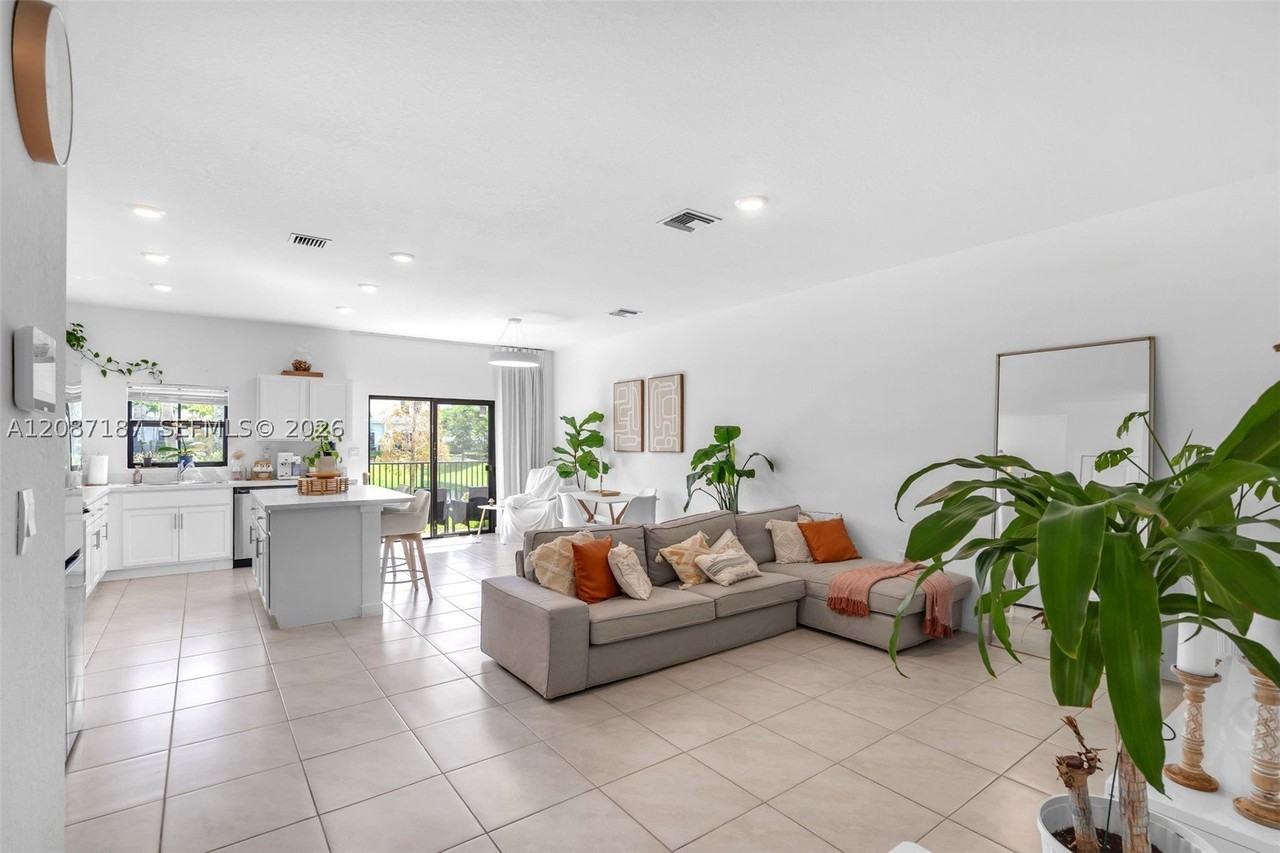 856 Nw 3rd Way - Photo 3 of 26