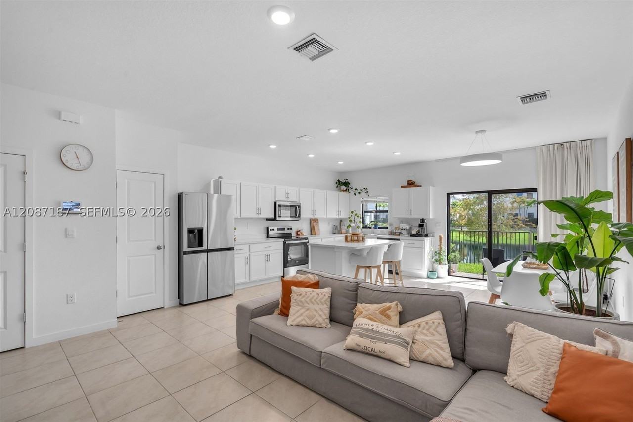 856 Nw 3rd Way - Photo 4 of 26