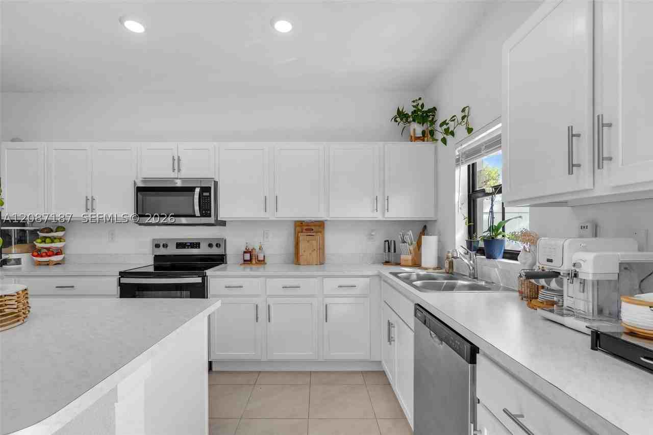 856 Nw 3rd Way - Photo 5 of 26