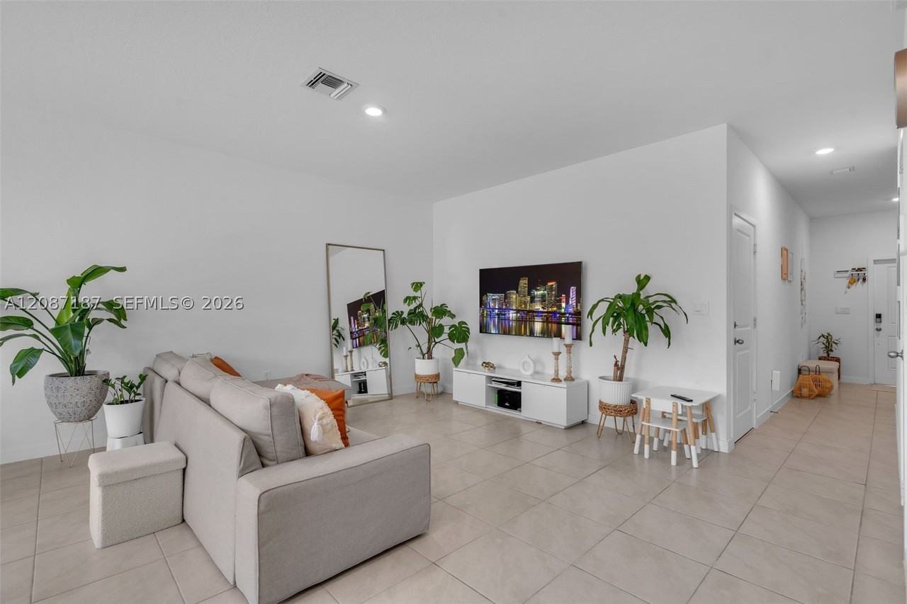 856 Nw 3rd Way - Photo 7 of 26