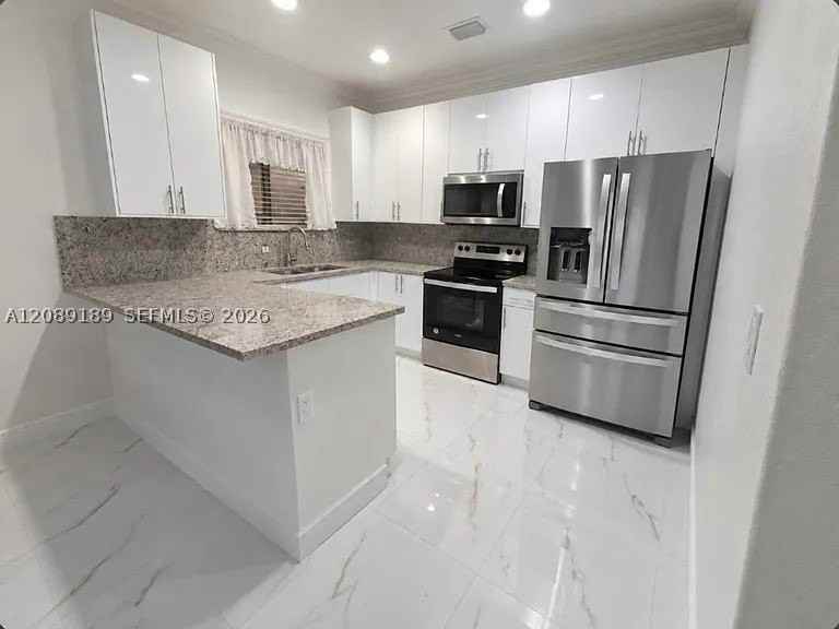 3113 Se 2nd Dr - Photo 2 of 24