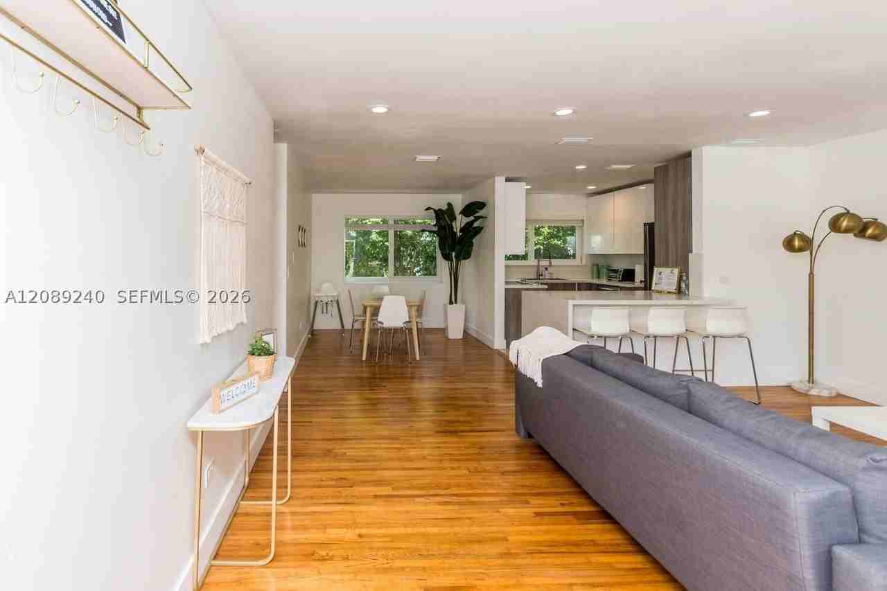 962 Sw 6th Ave - Photo 4 of 18