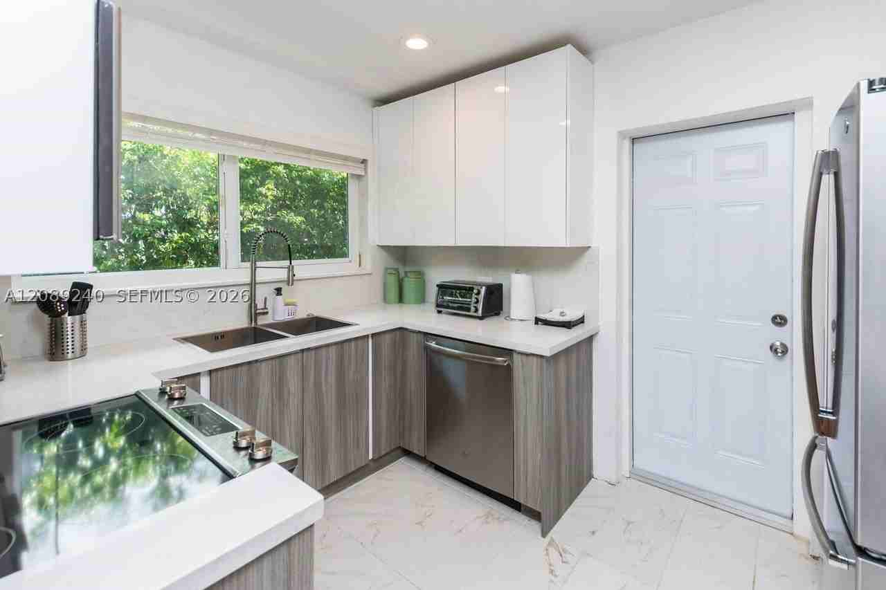 962 Sw 6th Ave - Photo 7 of 18