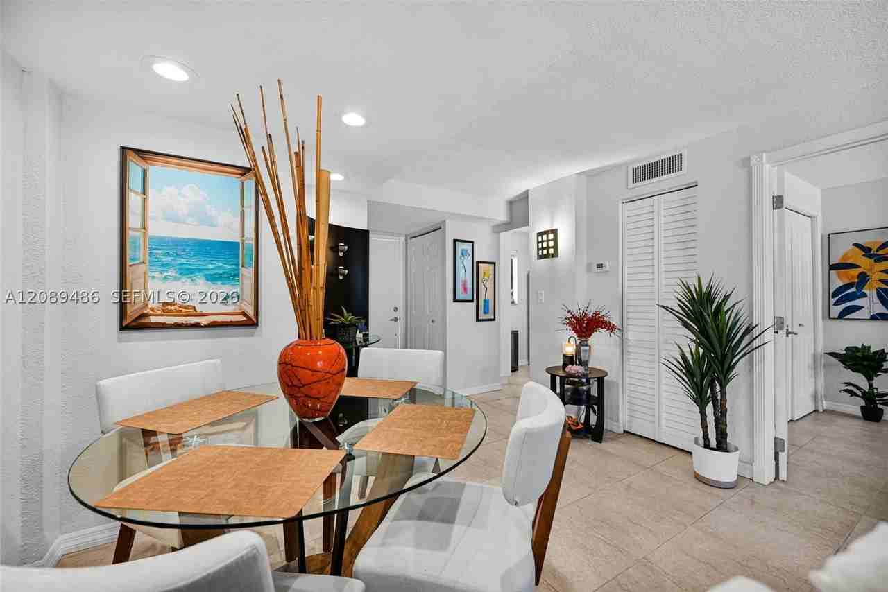 1334 Collins Ave #403 - Photo 3 of 33