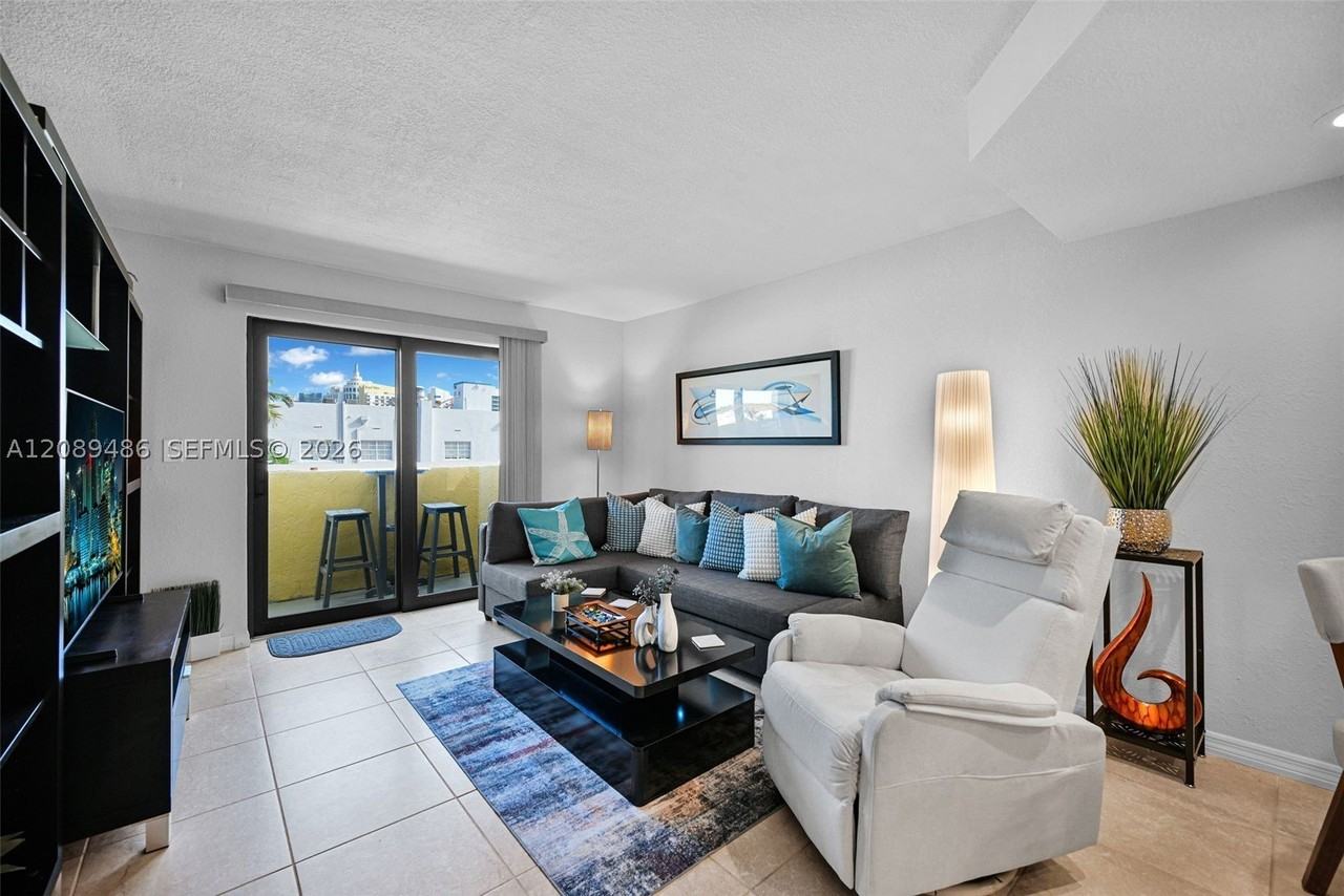1334 Collins Ave #403 - Photo 4 of 33