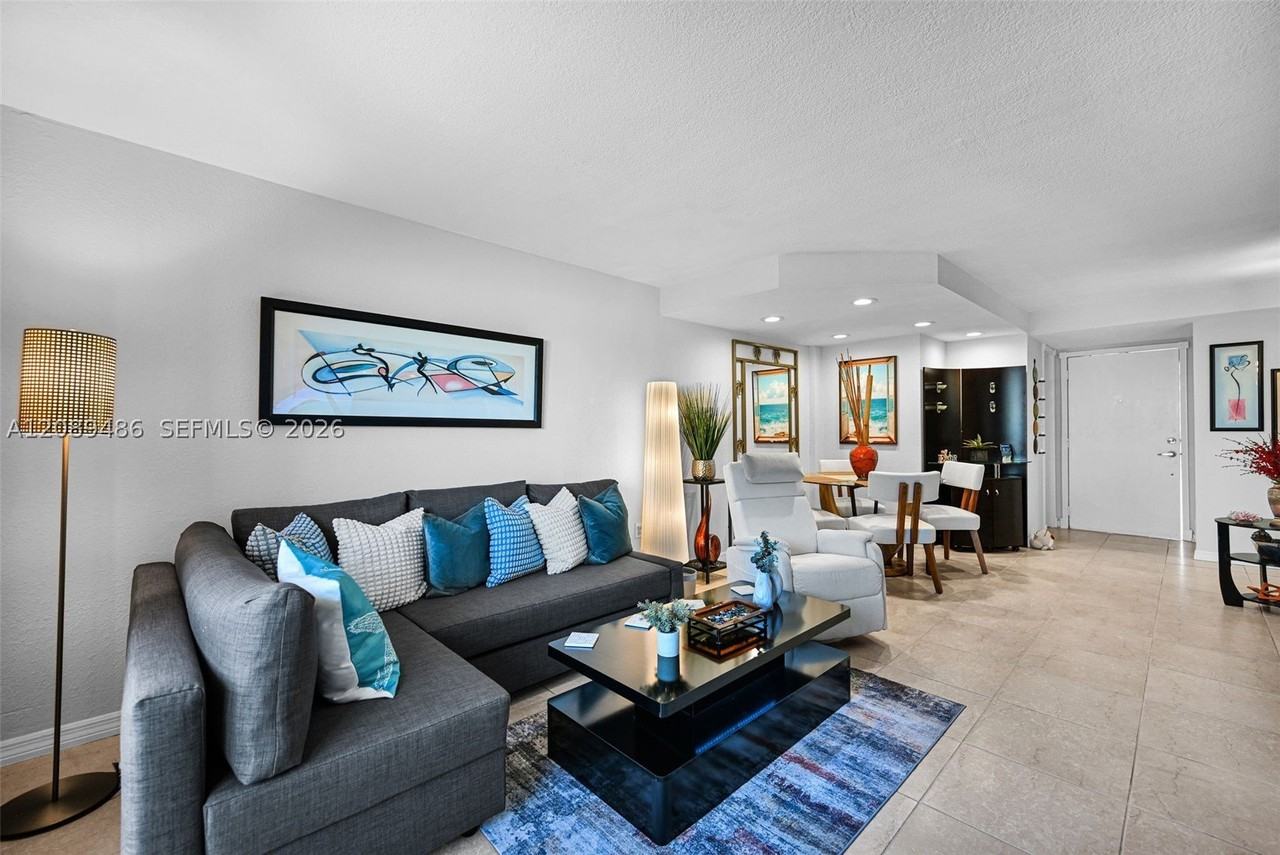 1334 Collins Ave #403 - Photo 5 of 33