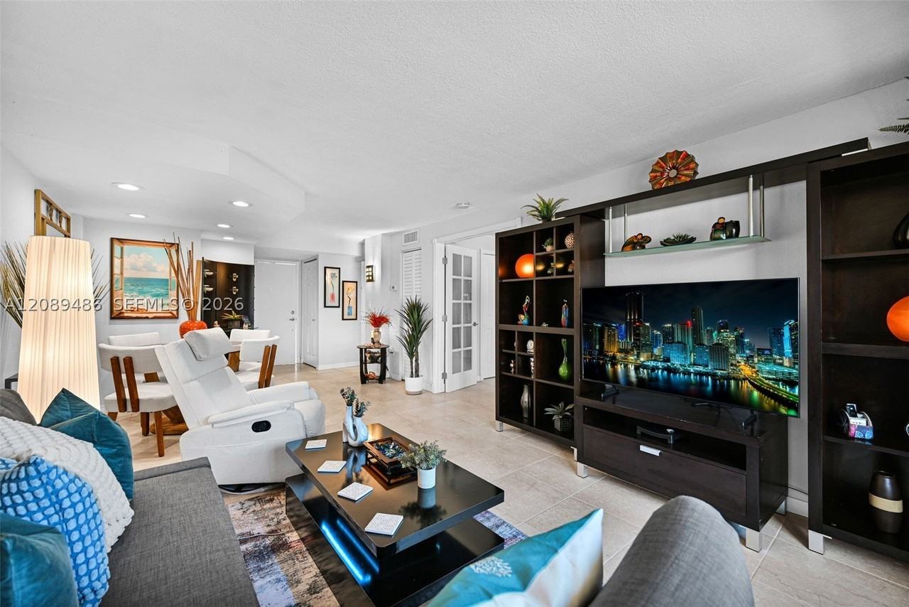 1334 Collins Ave #403 - Photo 6 of 33