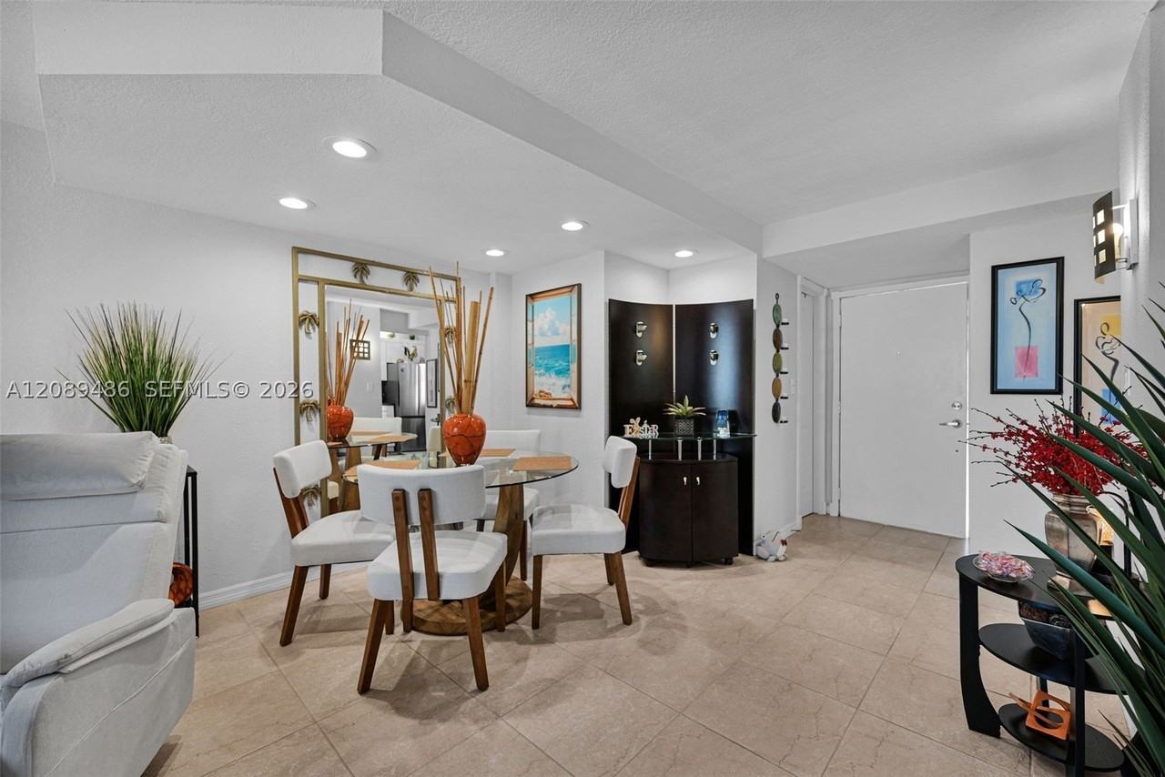 1334 Collins Ave #403 - Photo 7 of 33