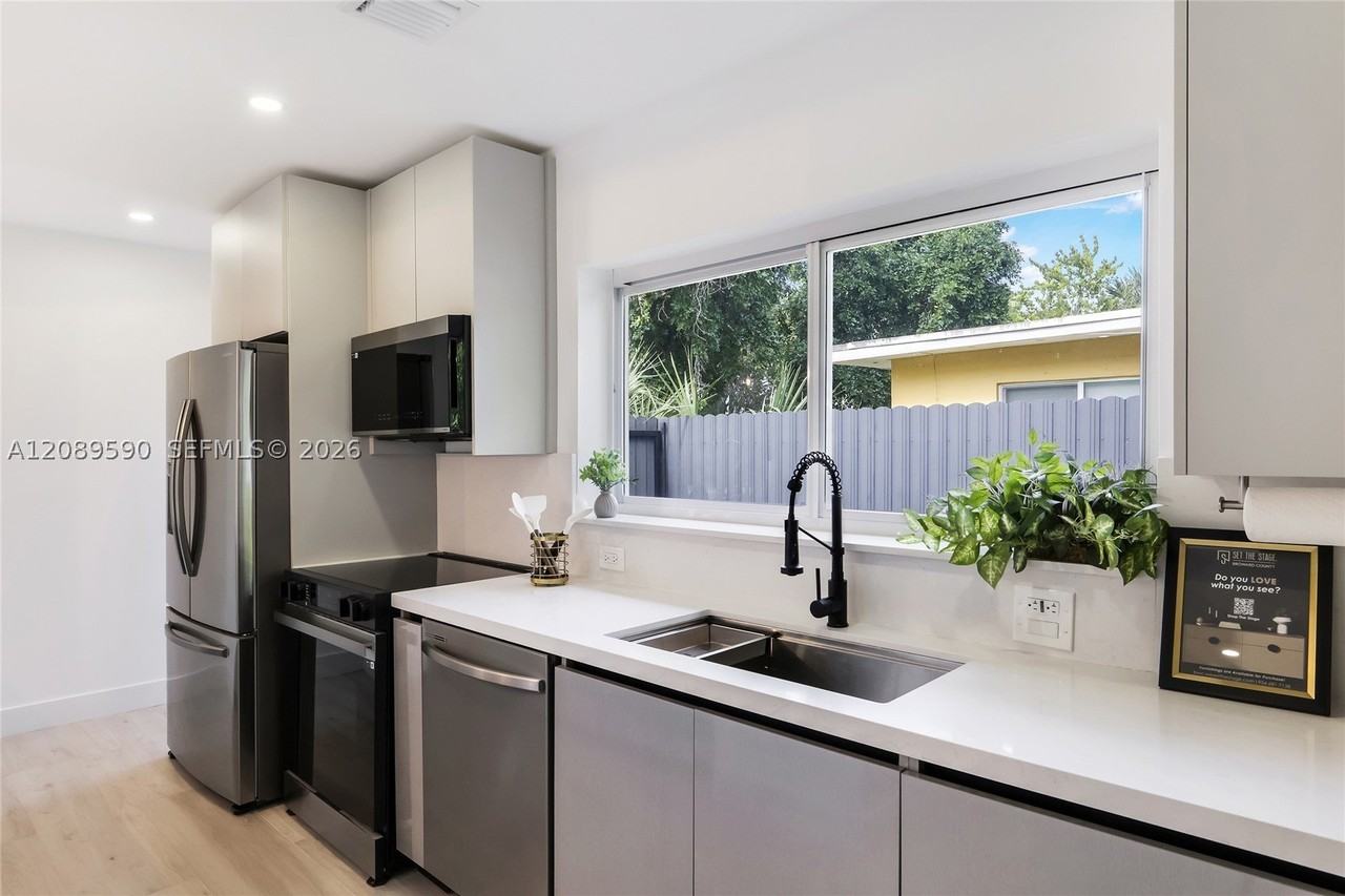 3056 Ne 14th Ave #0 - Photo 5 of 16