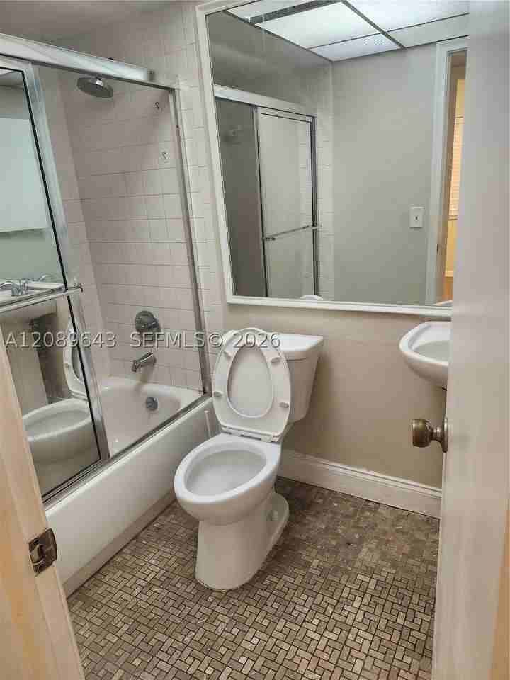 1638 Embassy Dr #209 - Photo 4 of 8