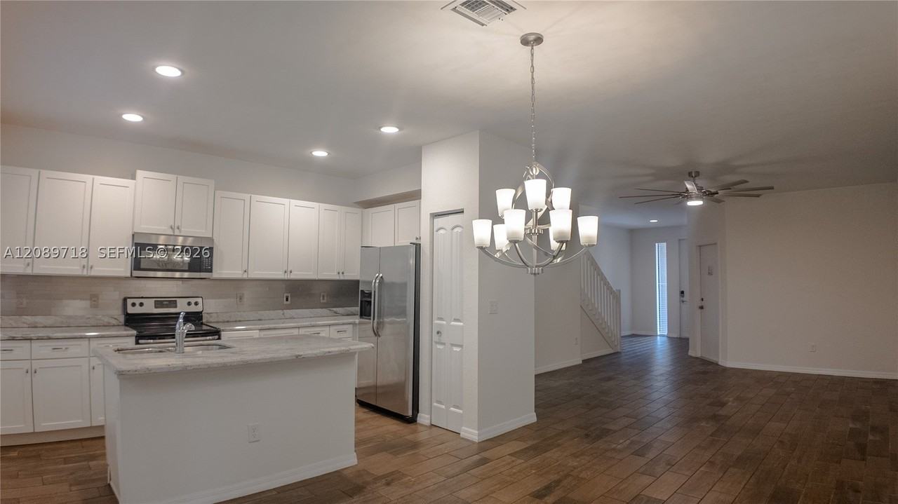 1042 Nw 33rd Mnr #1042 - Photo 6 of 33