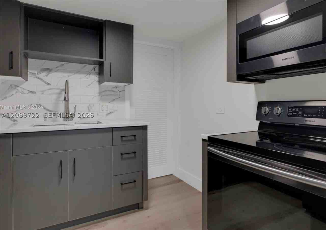 345 Nw 44th St - Photo 4 of 21