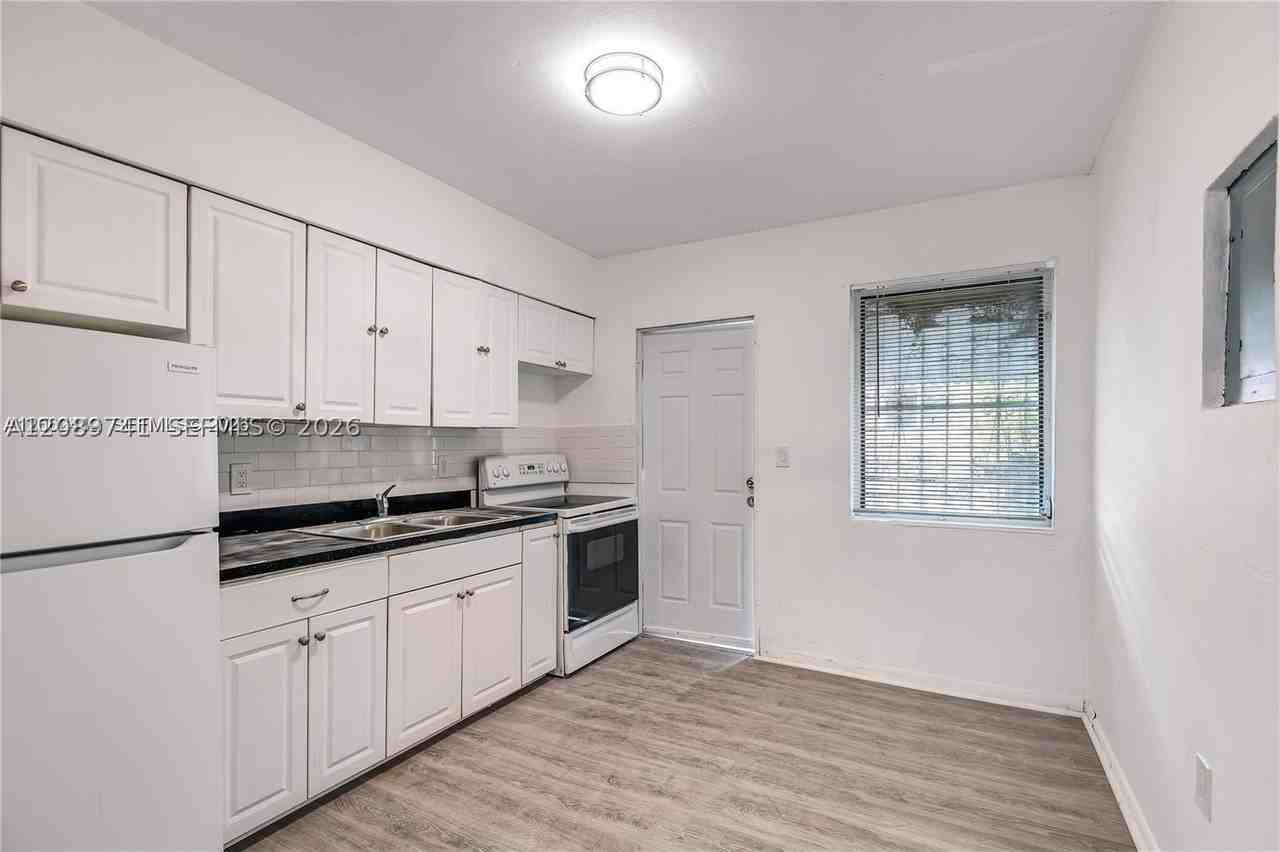 5800 Ne 3rd Ave #LEFT - Photo 6 of 14