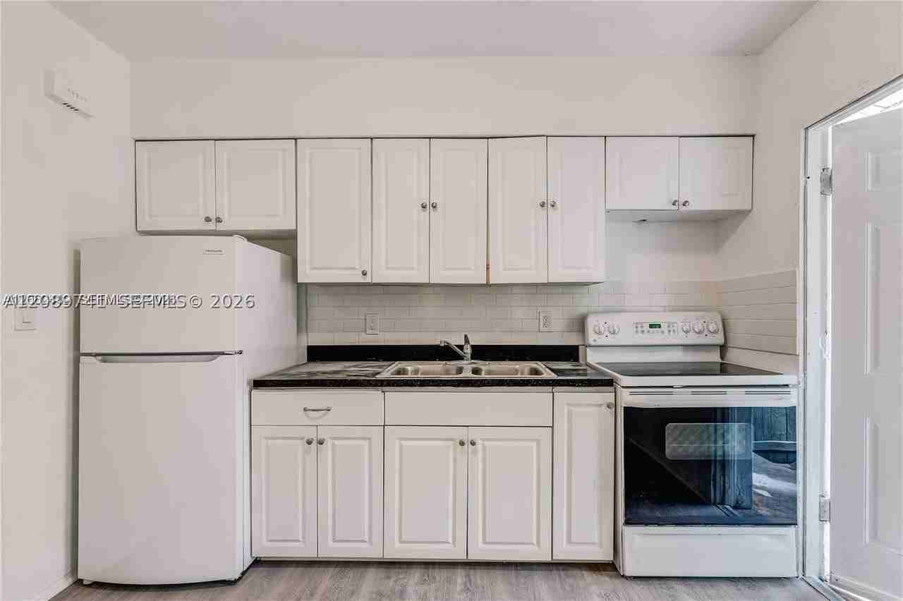5800 Ne 3rd Ave #LEFT - Photo 7 of 14