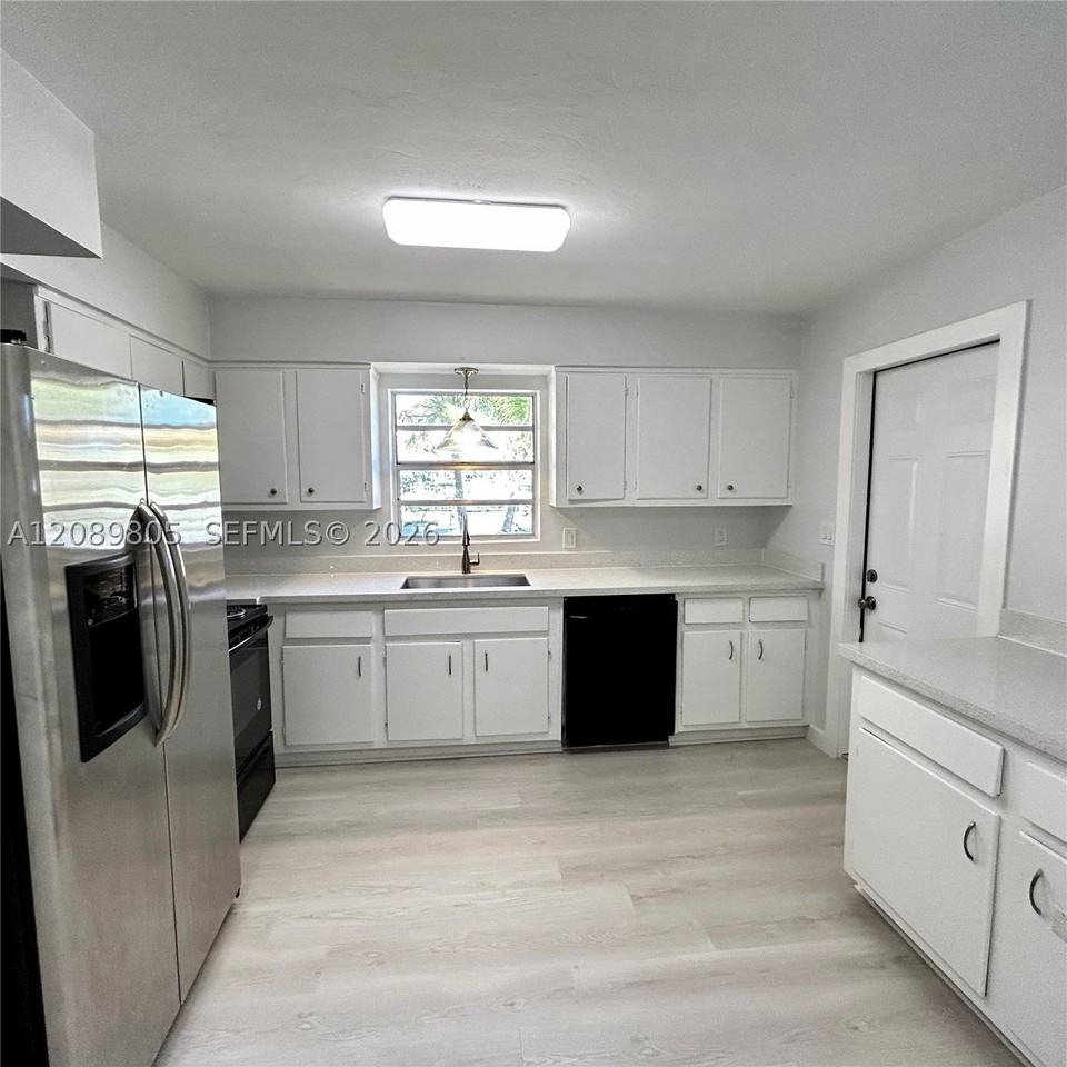 2416 Se 2nd St #1 - Photo 4 of 16