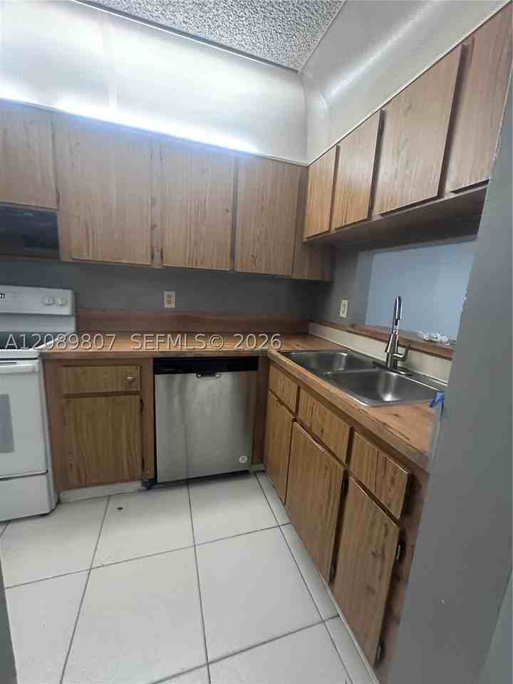 821 Twin Lakes Dr #31H - Photo 3 of 47