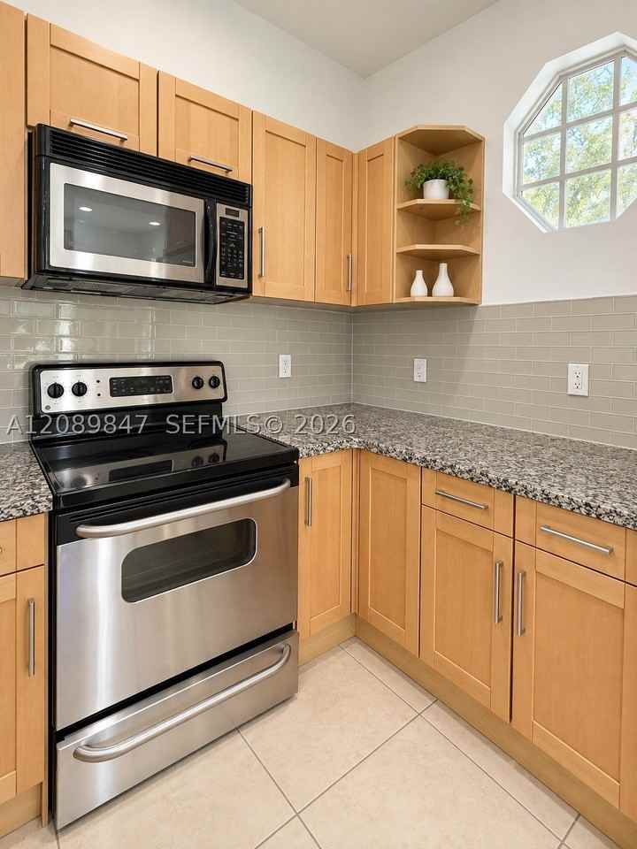 2312 Ne 2nd St #2312 - Photo 6 of 38