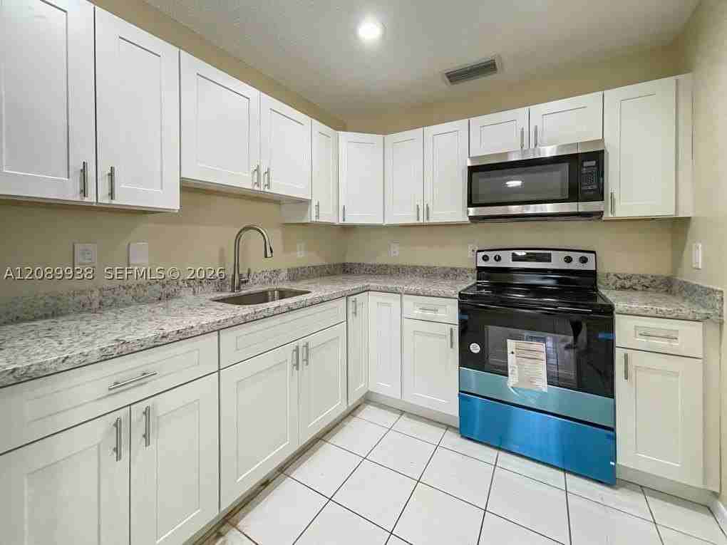 873 Sw 10th St - Photo 2 of 16