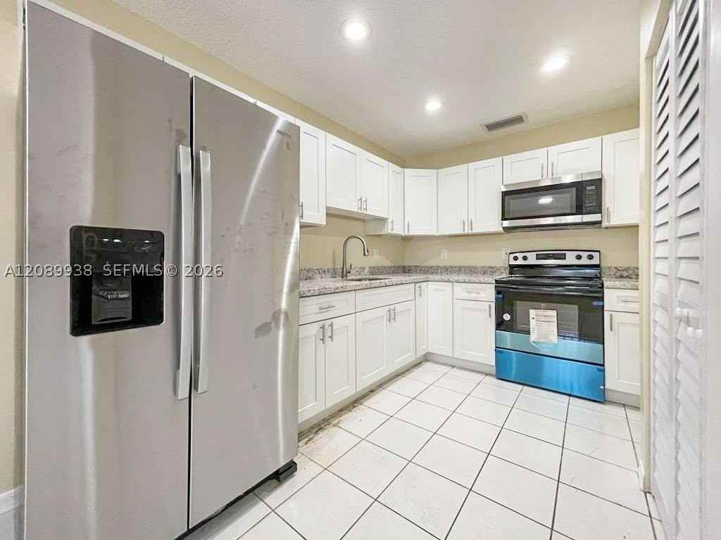 873 Sw 10th St - Photo 3 of 16