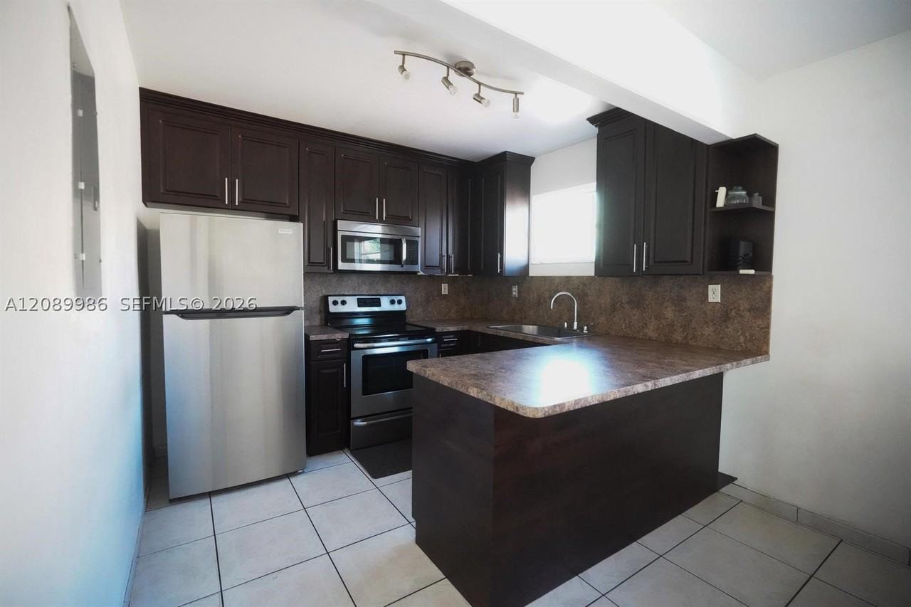 1880 Sw 17th Ave - Photo 2 of 21