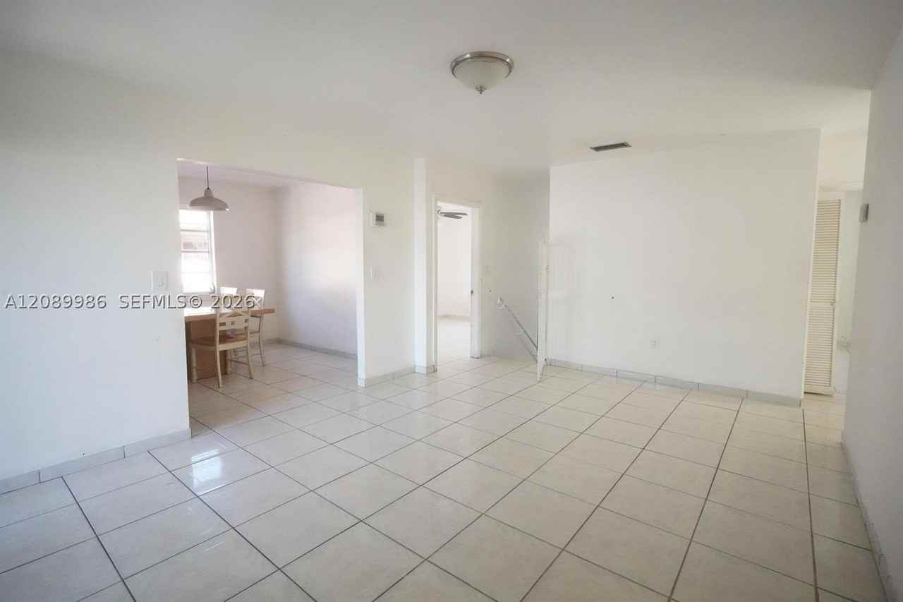 1880 Sw 17th Ave - Photo 3 of 21