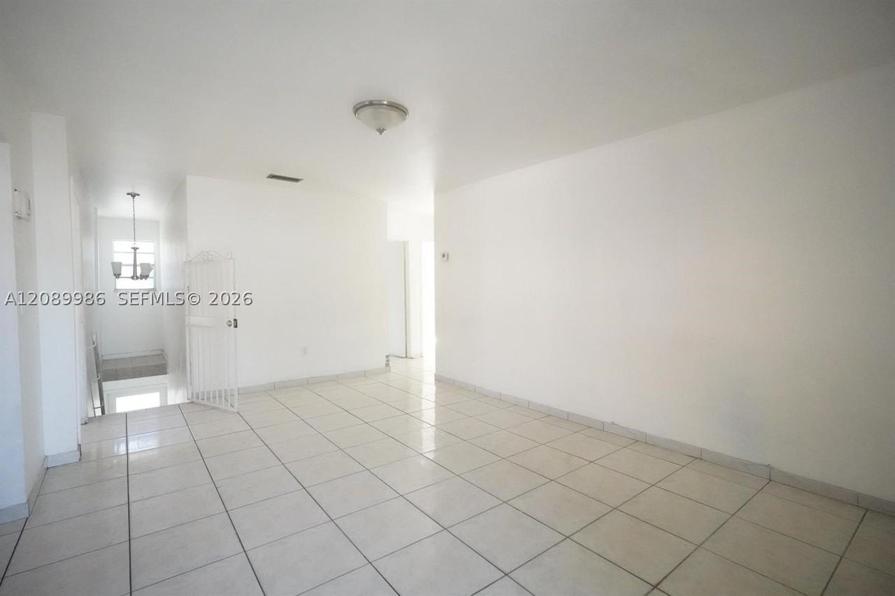 1880 Sw 17th Ave - Photo 5 of 21