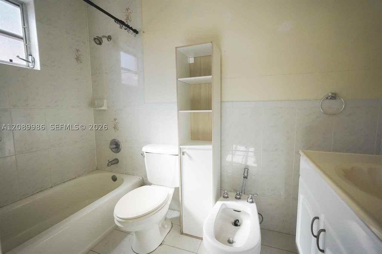 1880 Sw 17th Ave - Photo 6 of 21