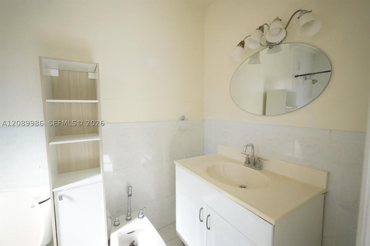 1880 Sw 17th Ave - Photo 7 of 21
