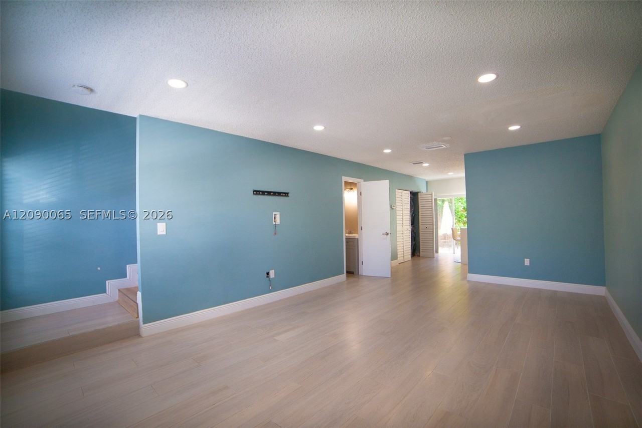 2050 Ne 140th St #21 - Photo 5 of 19