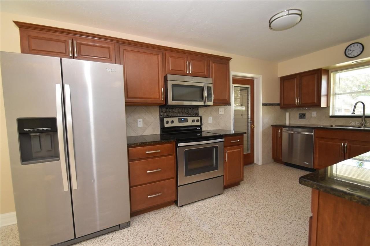 6611 Colonial Dr - Photo 3 of 17