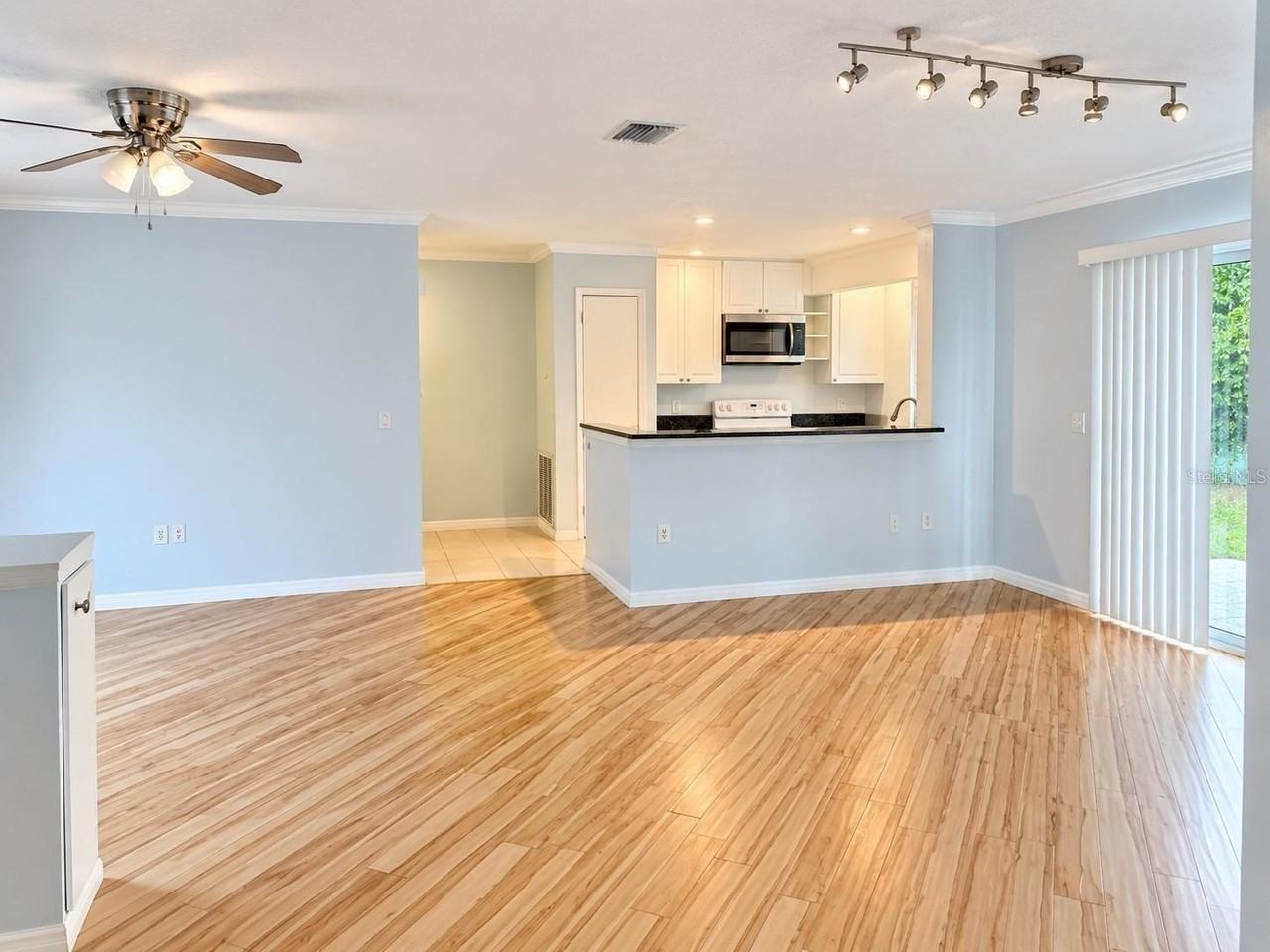 1706 Sandy Ct - Photo 3 of 16