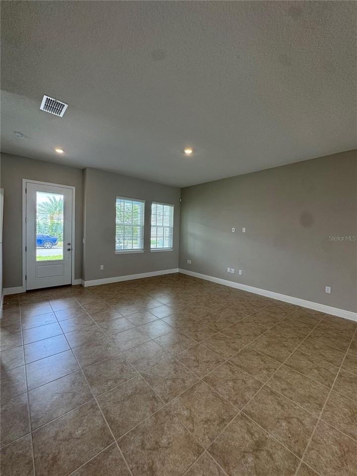 9841 Peebles St - Photo 4 of 29