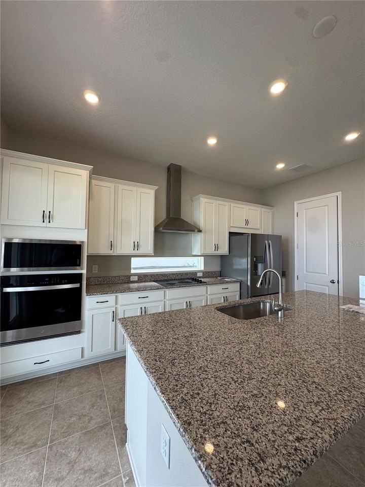 9841 Peebles St - Photo 5 of 29