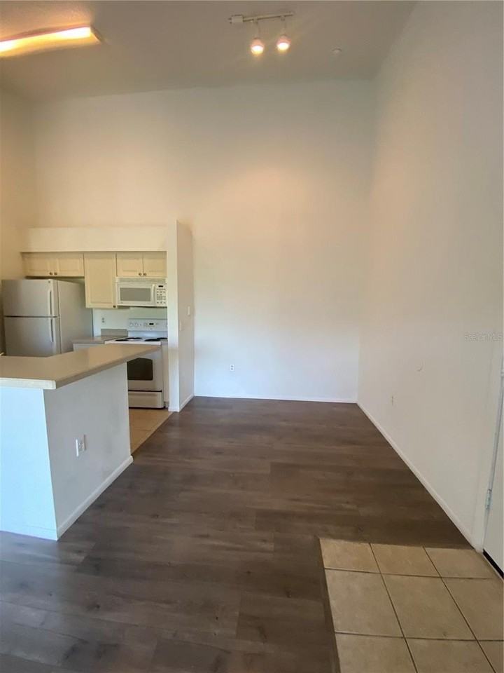 1229 Bermuda Lakes Ln #303 - Photo 3 of 17